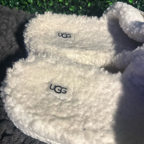 UGG Cream Cozy Slippers with Plush Comfort - Picture 4 of 4